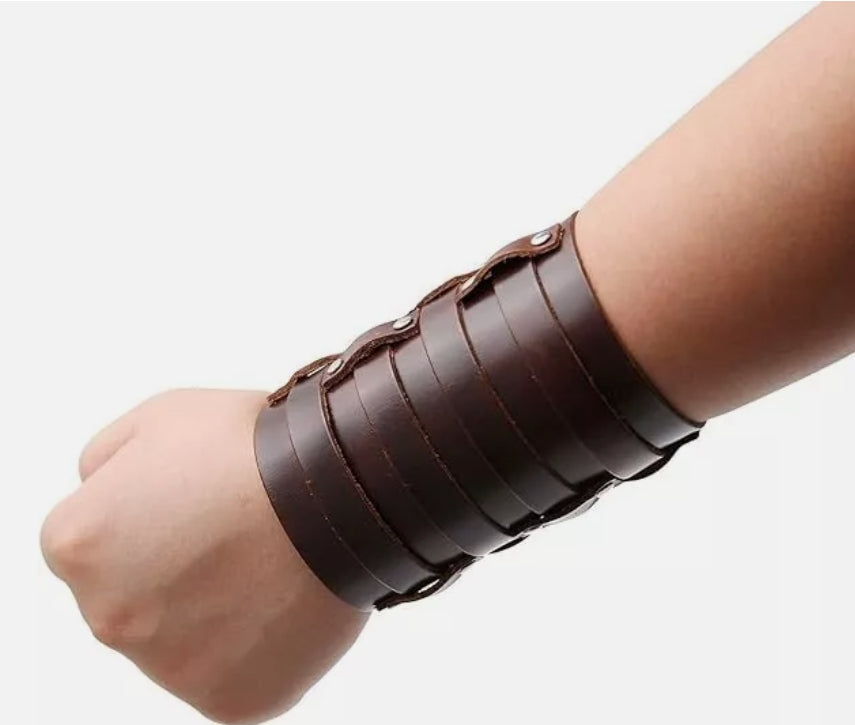 Bruna läderarmband med spännen – justerbara breda manschetter