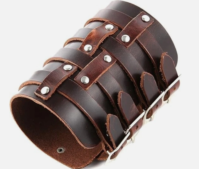 Bruna läderarmband med spännen – justerbara breda manschetter