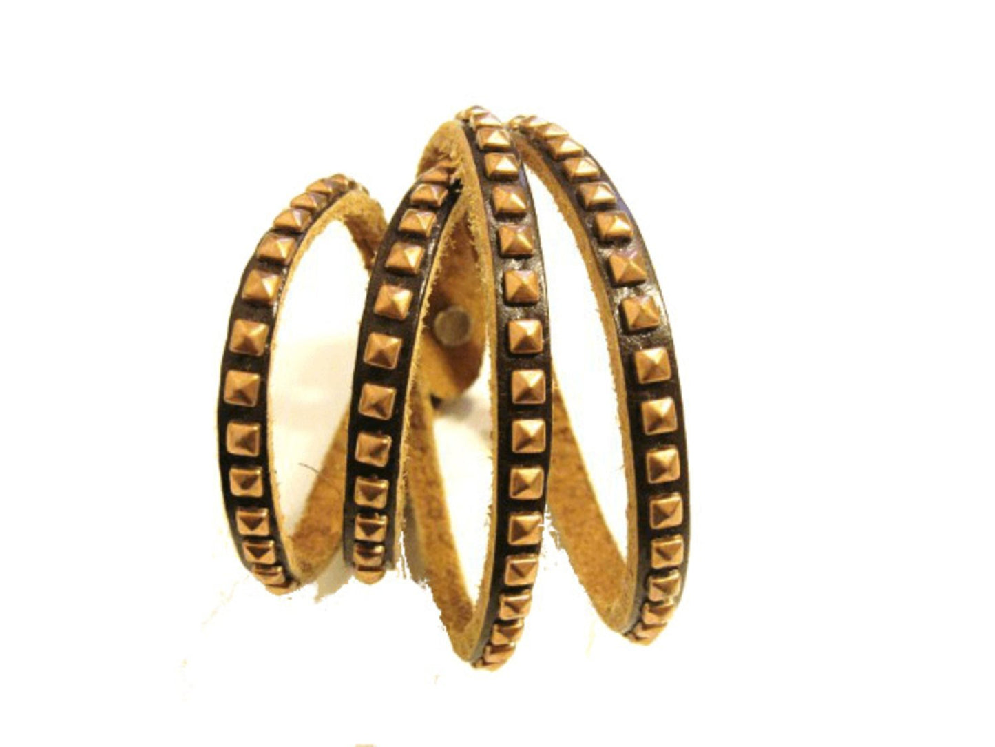 Ruskea nahkaranneke pyramidinapilla