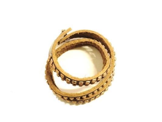 Ruskea nahkaranneke pyramidinapilla