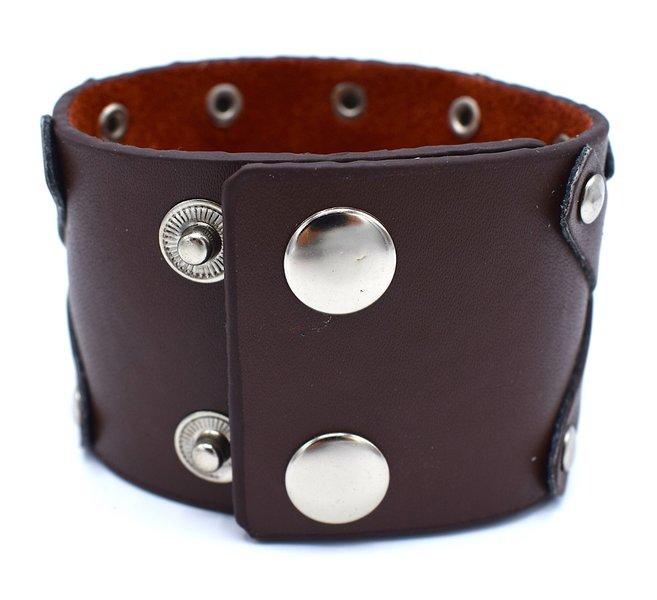 Brun läderarmband med runda nitar –  produktbild – Hiprock
