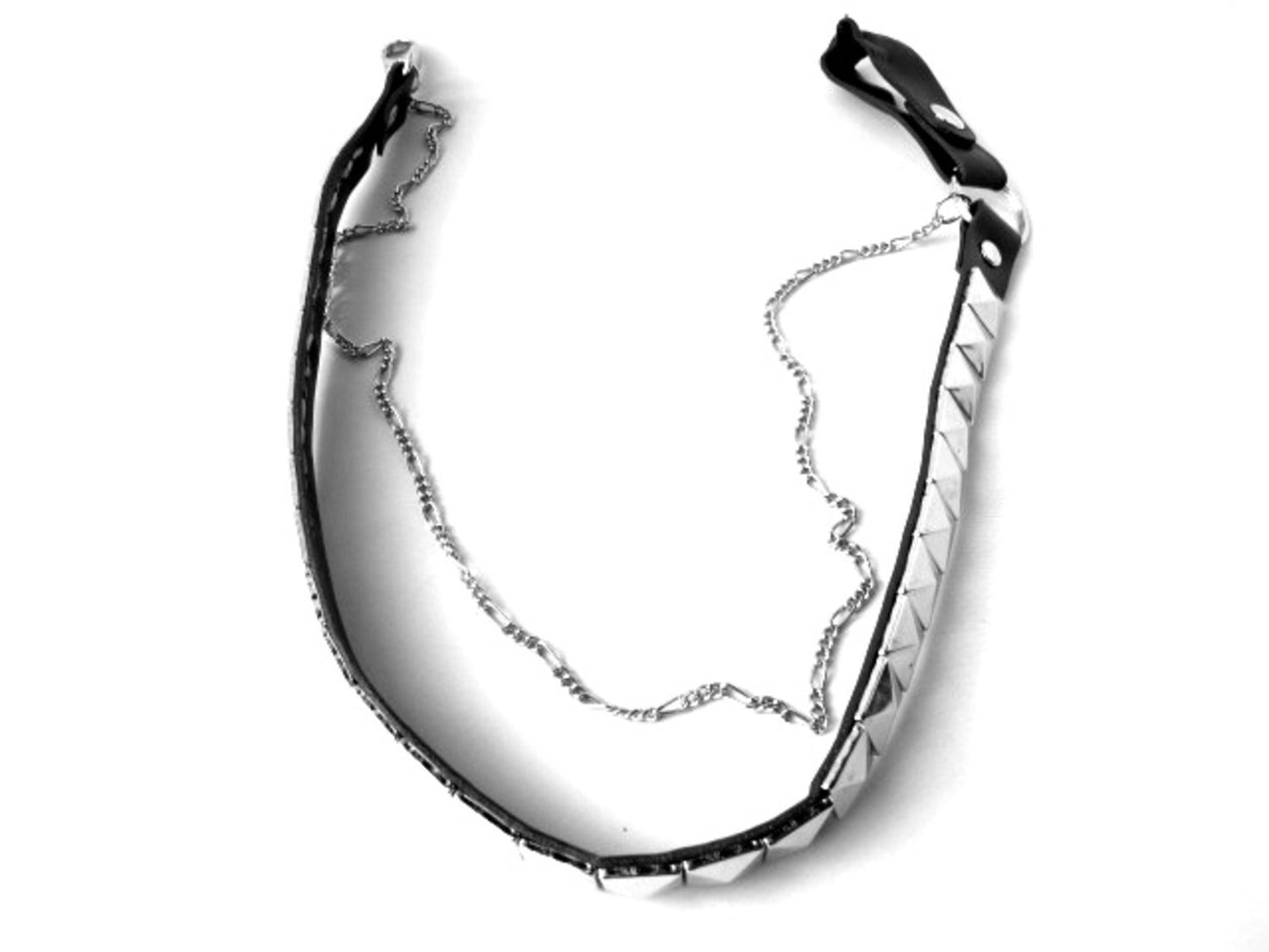 Nahkainen housuketju pyramidiniiteillä ja hopeaketjulla