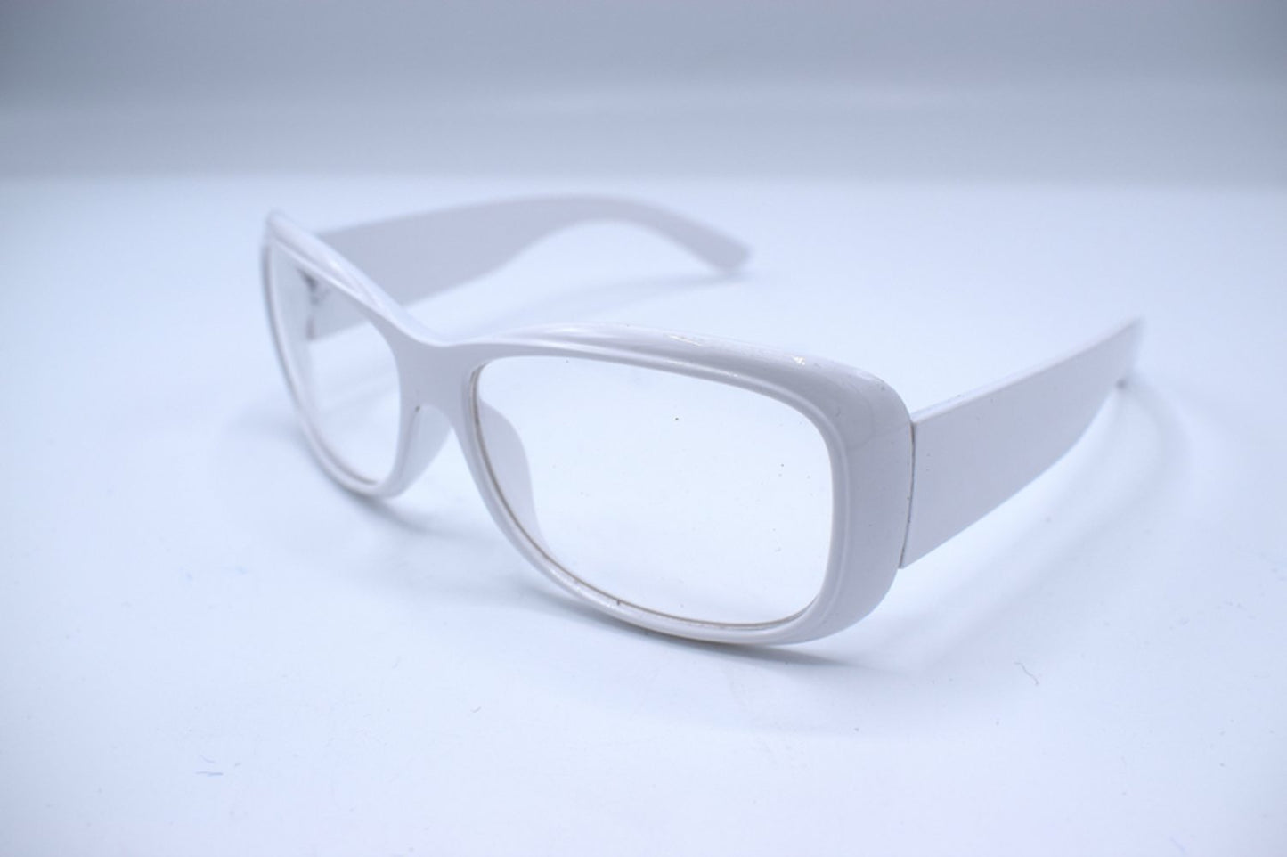 Kirkkaat valkoiset lasit