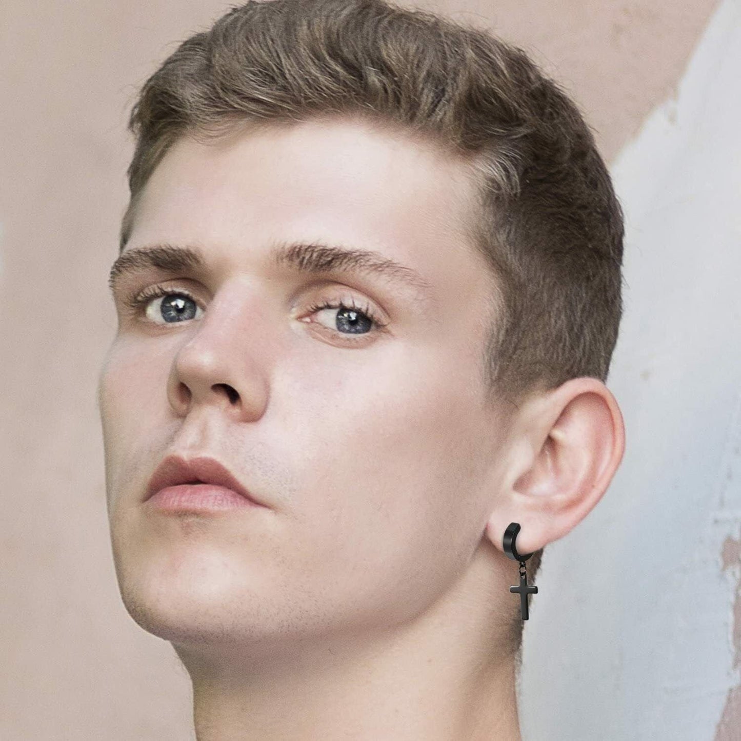 Clip on ring örhängen svart Kors –  produktbild – Hiprock