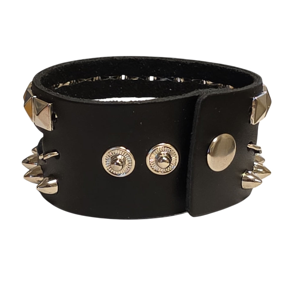 Dubbelradigt Läderarmband med Pyramidnitar, Kedja och Spikes