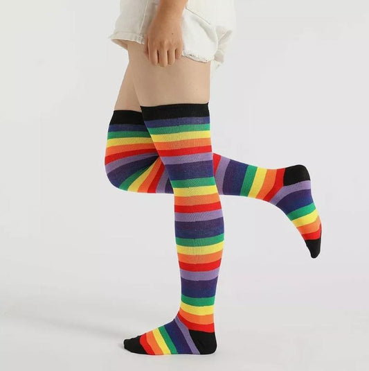 Färgglada över knä långa strumpor, regnbågsrandiga –  produktbild – Hiprock