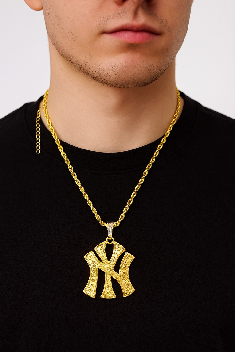 Guldigt halsband med stort NY-hänge