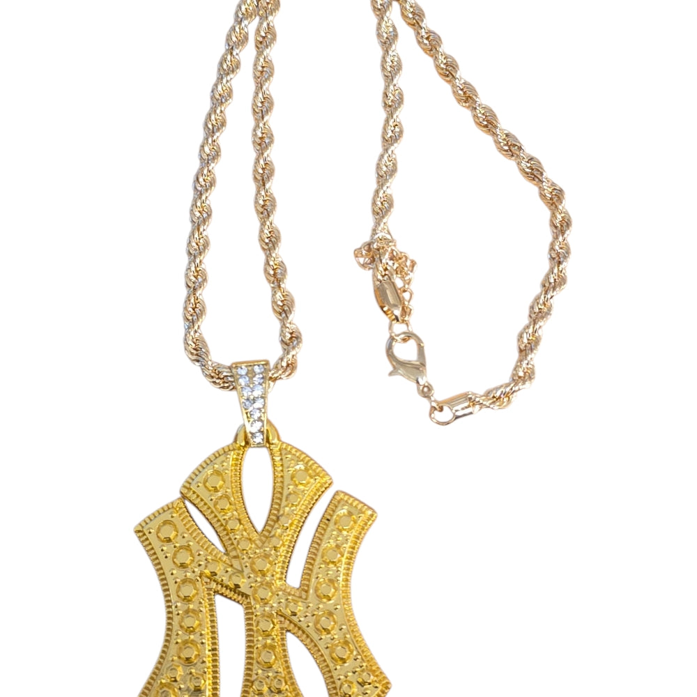 Guldigt halsband med stort NY-hänge