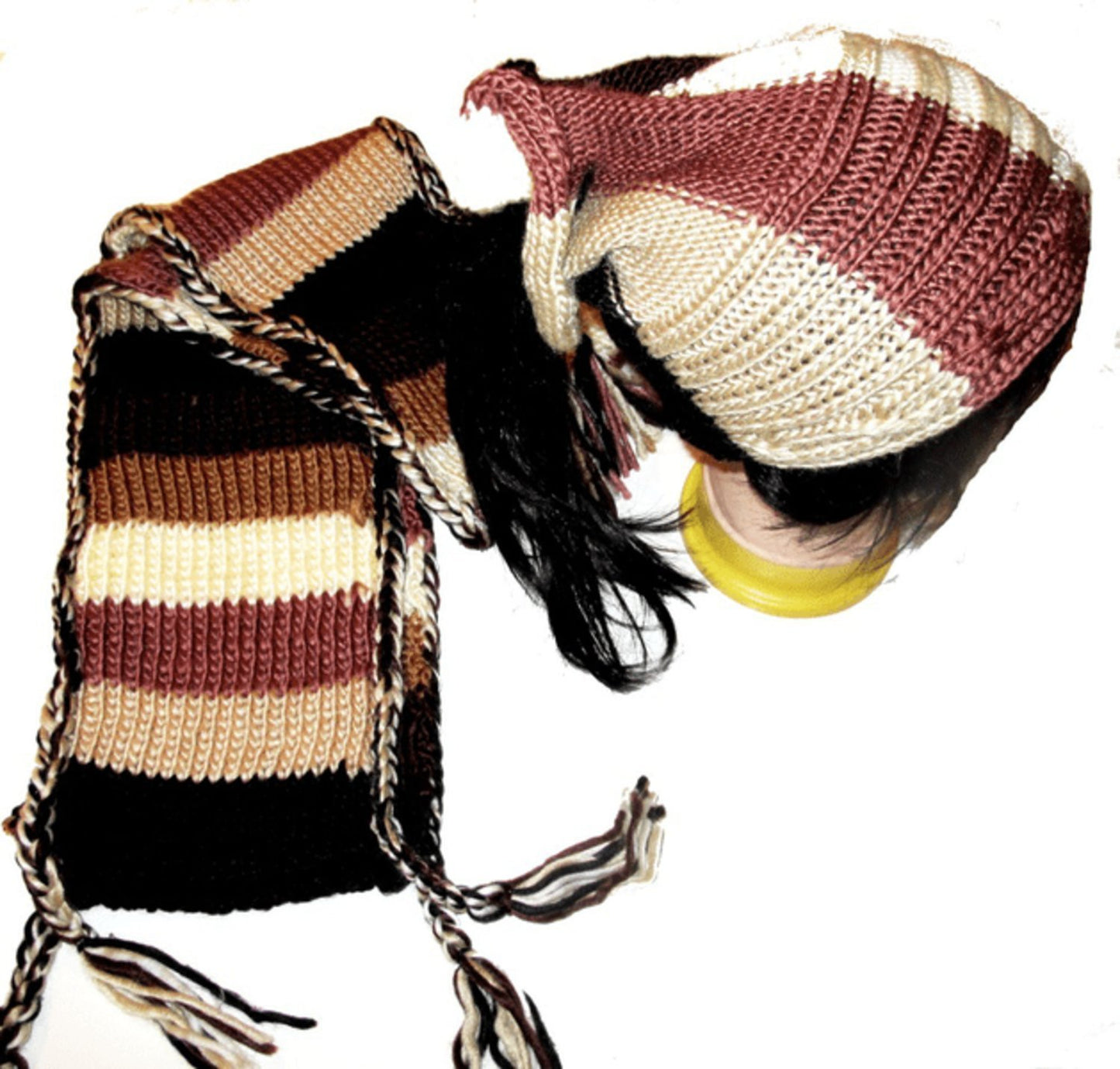 Huivi poninhäntälippiksellä