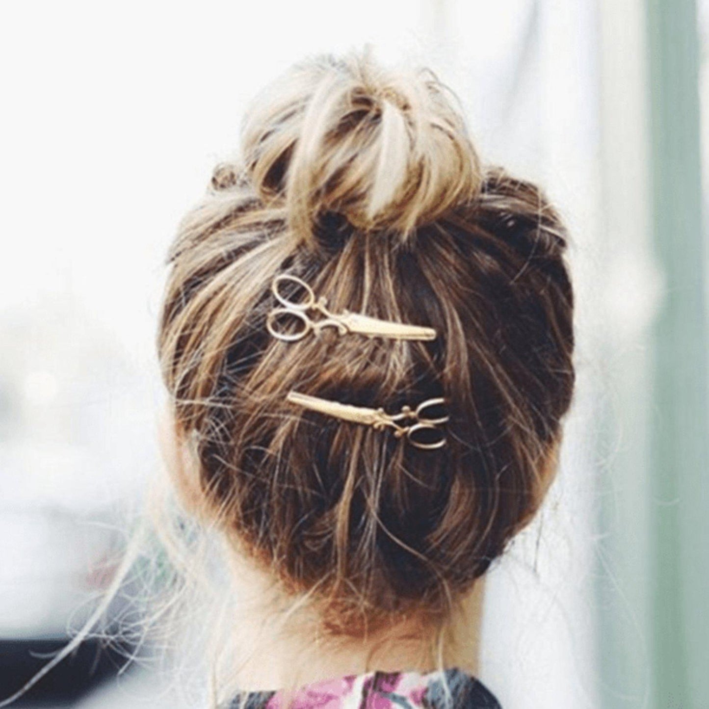 Hairpin in the form of scissors - Silver colored