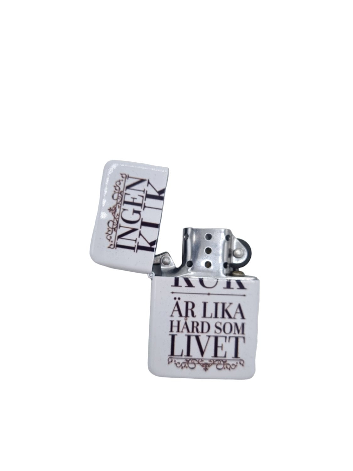 "Ingen kuk är lika hård som livet"  bensintändare –  produktbild – Hiprock