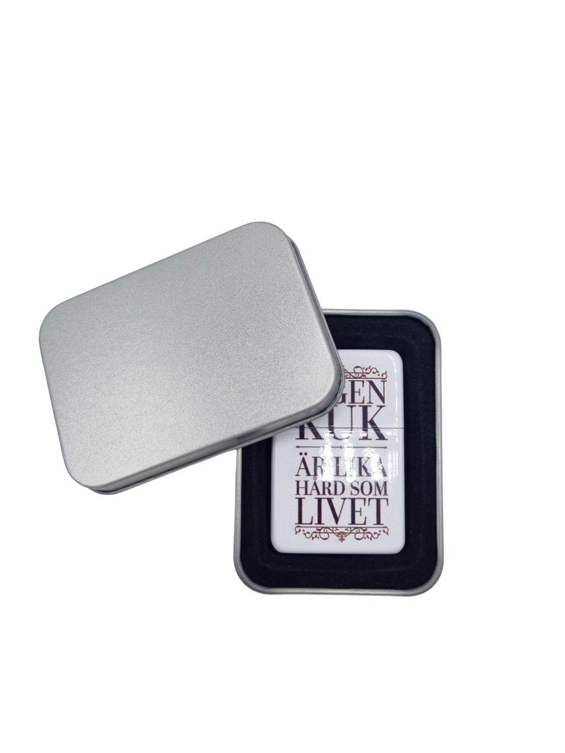 "Ingen kuk är lika hård som livet"  bensintändare –  produktbild – Hiprock