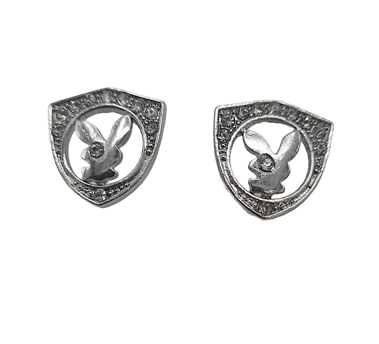 Kanin korvakorut valkoisilla kivillä