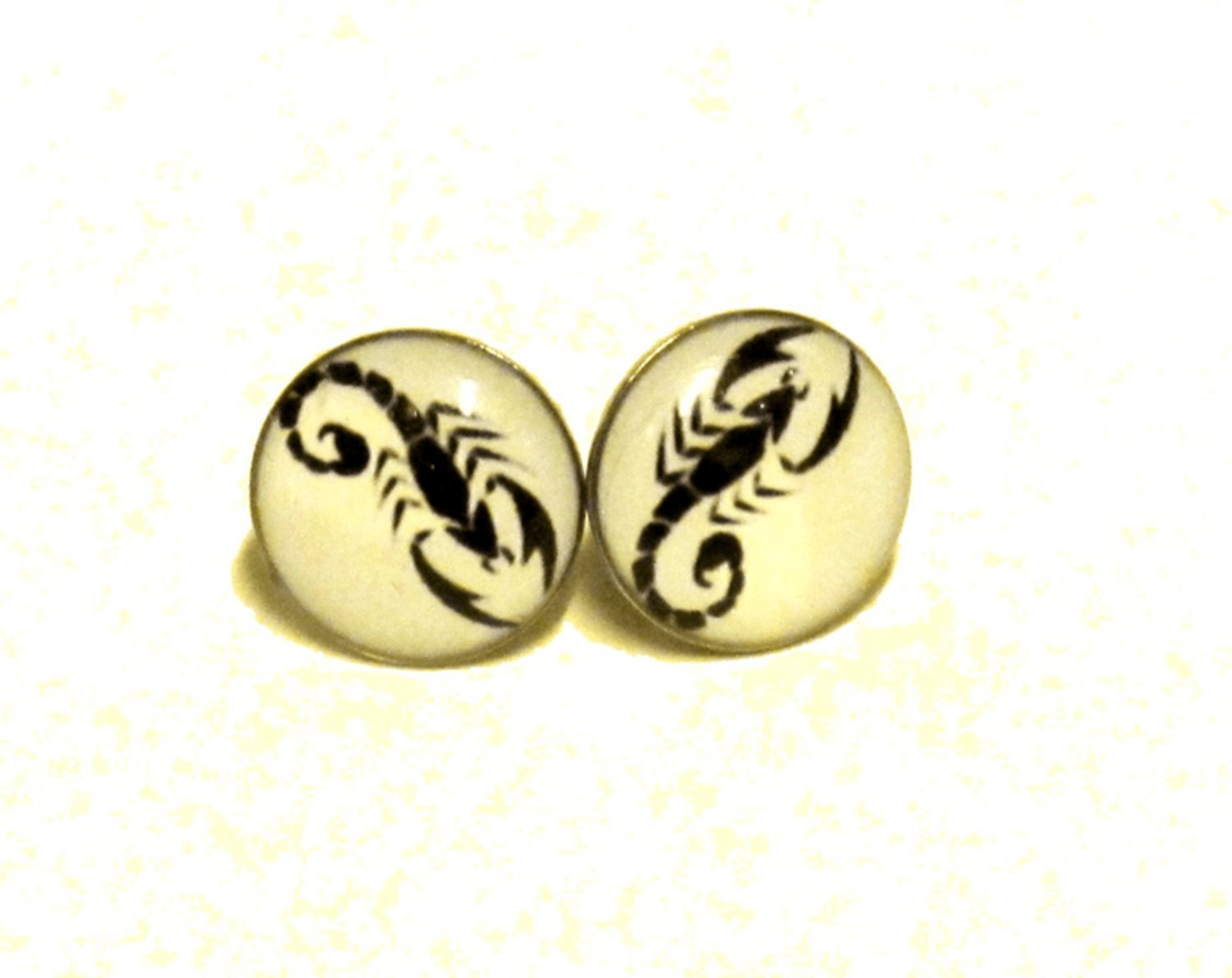 Knappörhängen - Scorpion –  produktbild – Hiprock