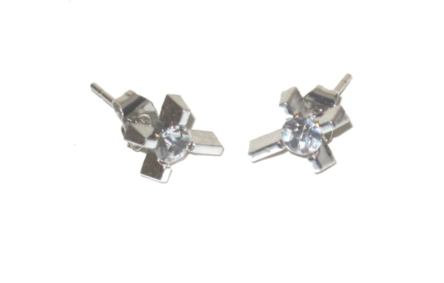 Ristikorvakorut valkoisella kivellä