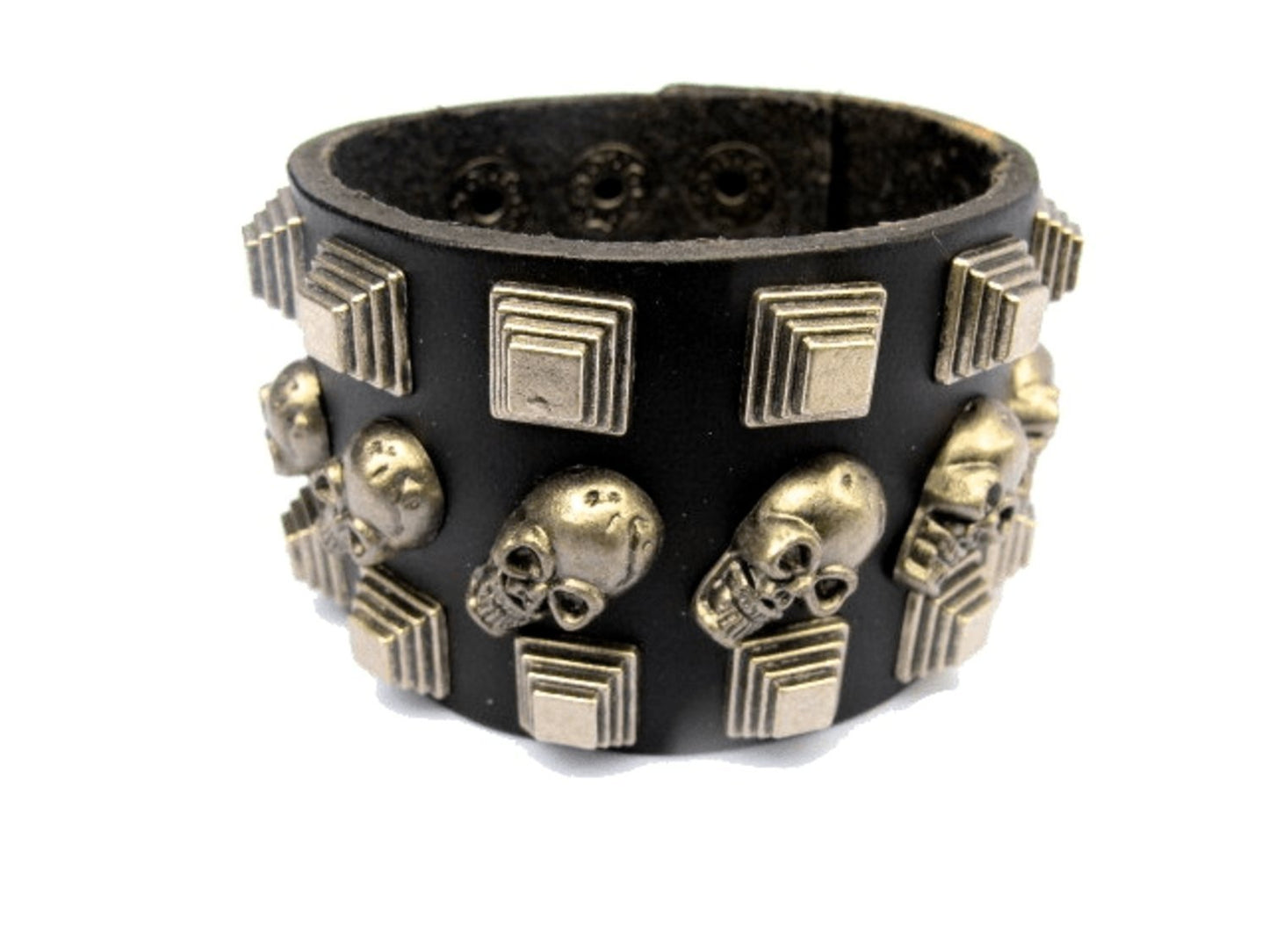 Nahkainen rannekoru kalloilla ja neliömäisillä niiteillä