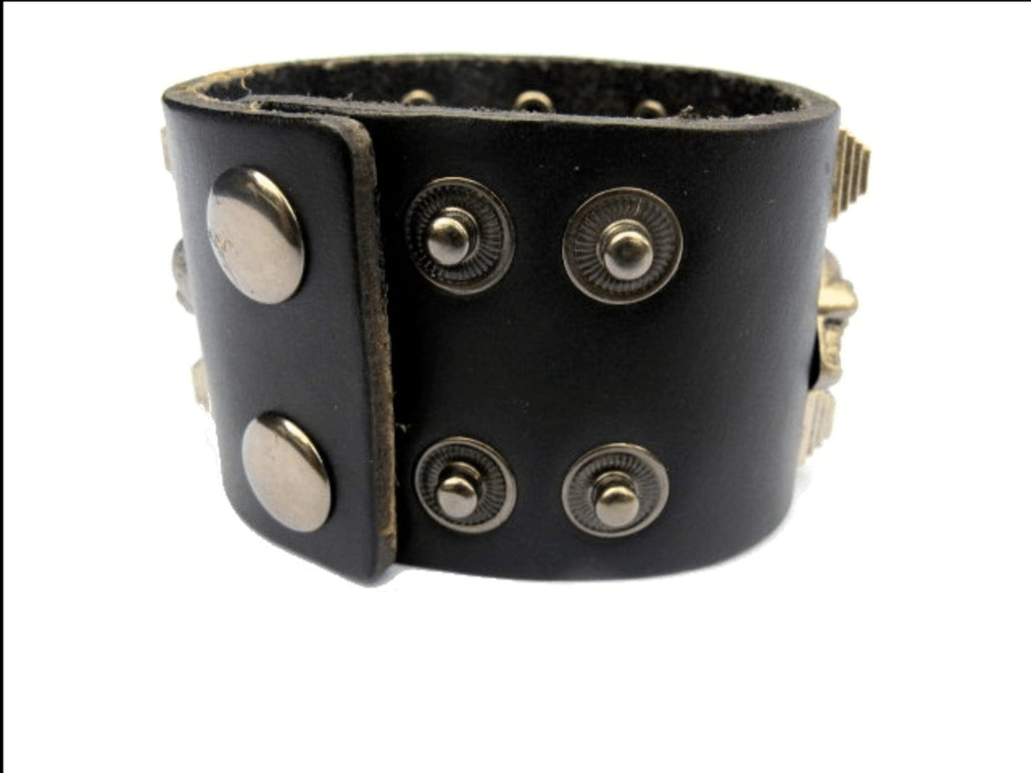 Nahkainen rannekoru kalloilla ja neliömäisillä niiteillä