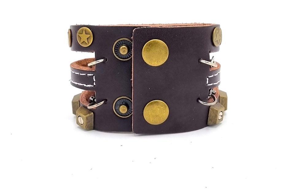 Läderarmband med kedjor och nitar –  produktbild – Hiprock