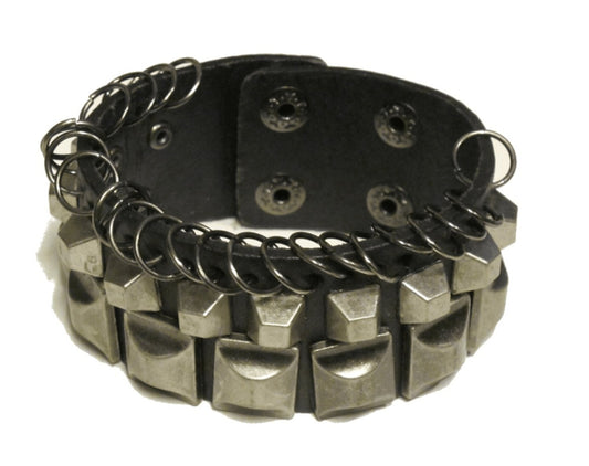 Läderarmband med nitar