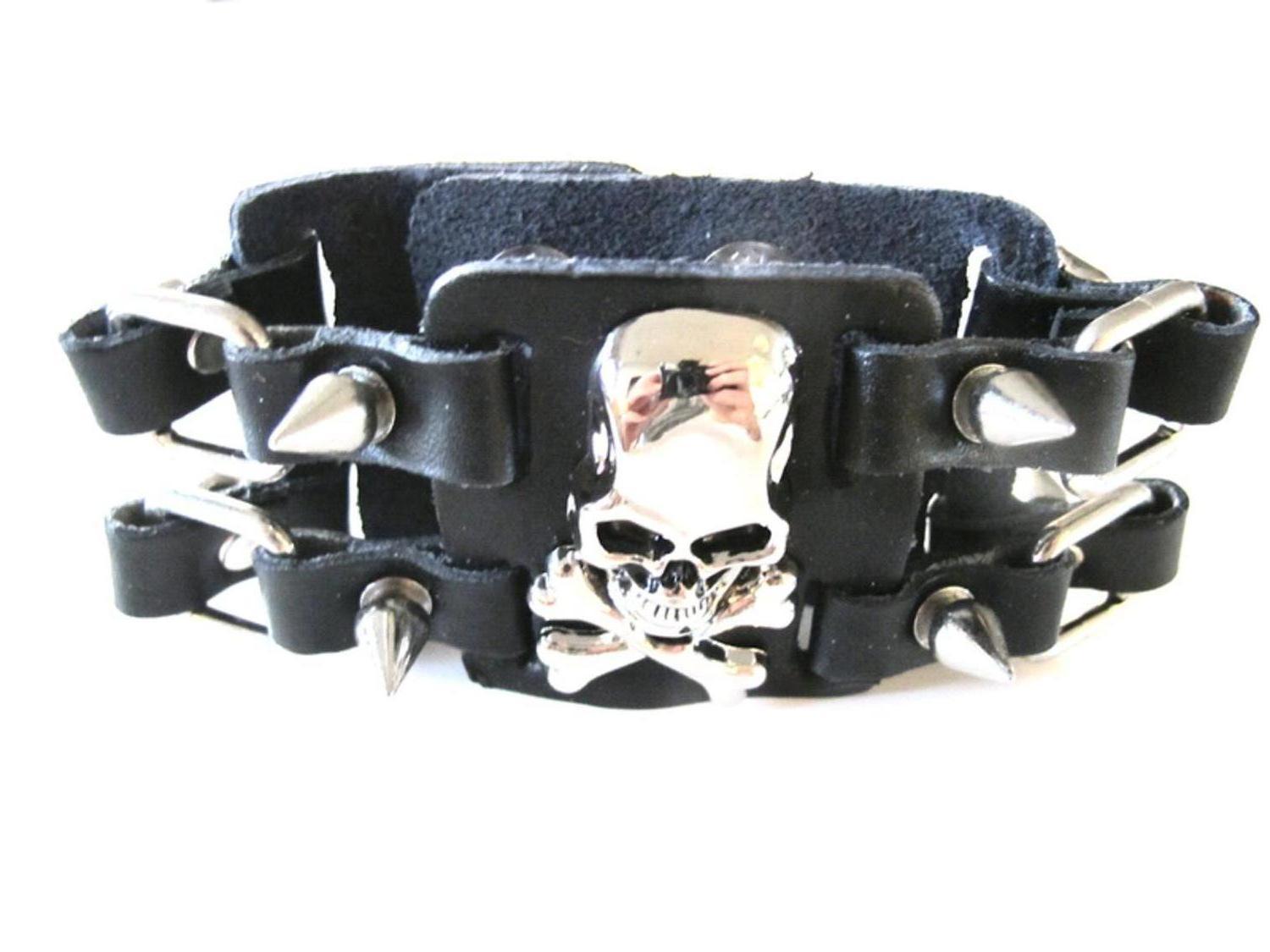Läderarmband med nitar och spikes –  produktbild – Hiprock