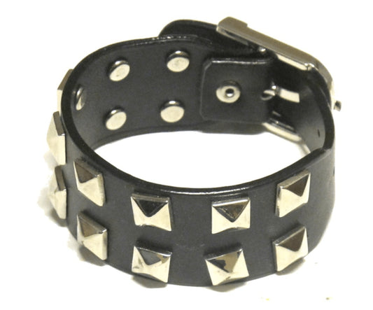 Läderarmband med pyramidnitar –  produktbild – Hiprock
