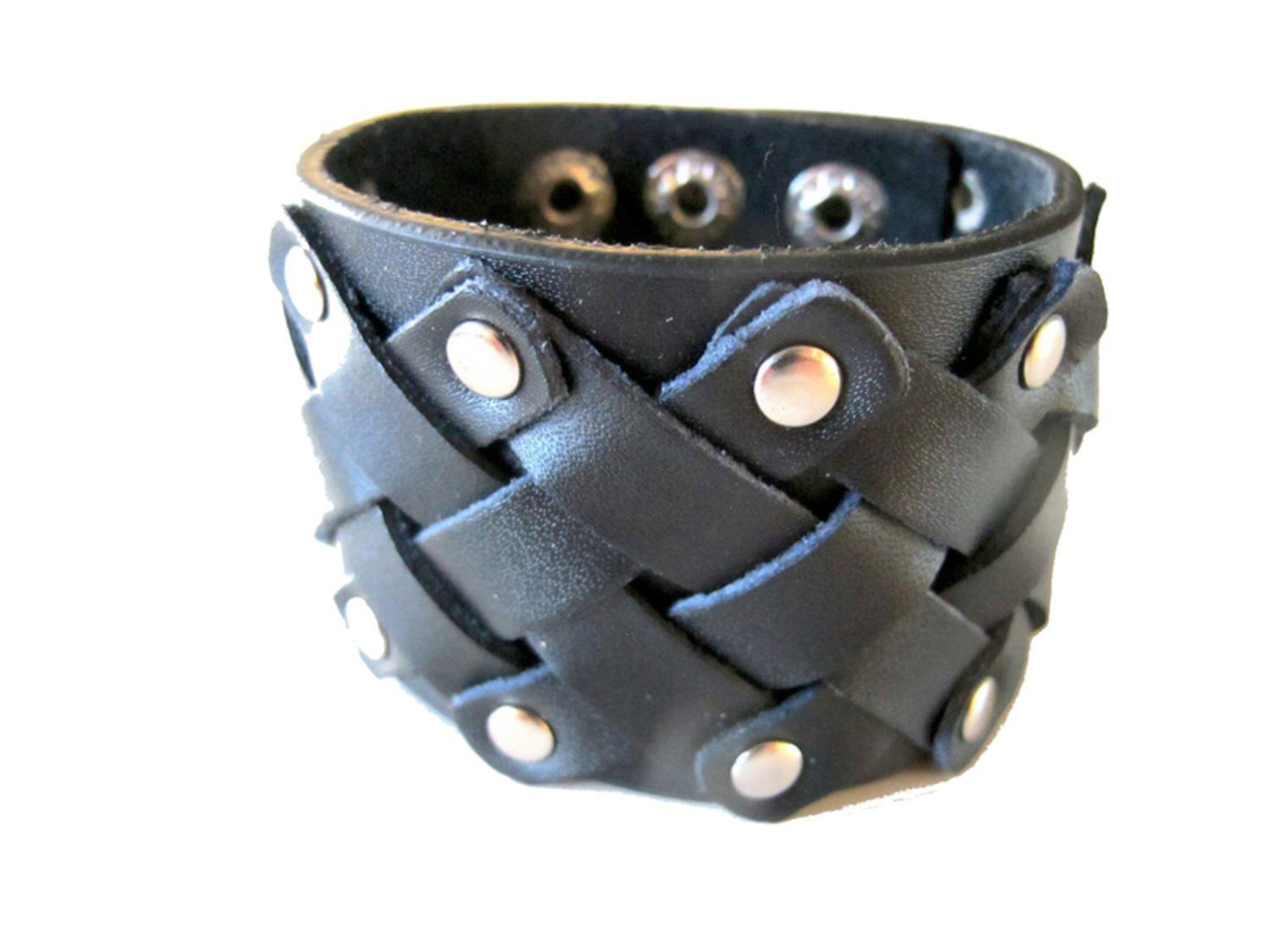 Nahkainen rannekoru pyöreillä nastoilla