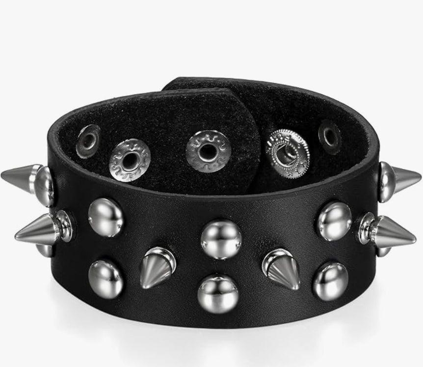 Svart armband med spetsiga & runda metallnitar – punkrock stil –  produktbild – Hiprock