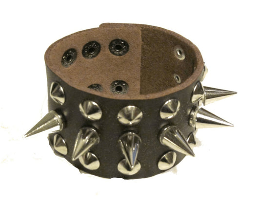 Läderarmband med runda och spikenitar