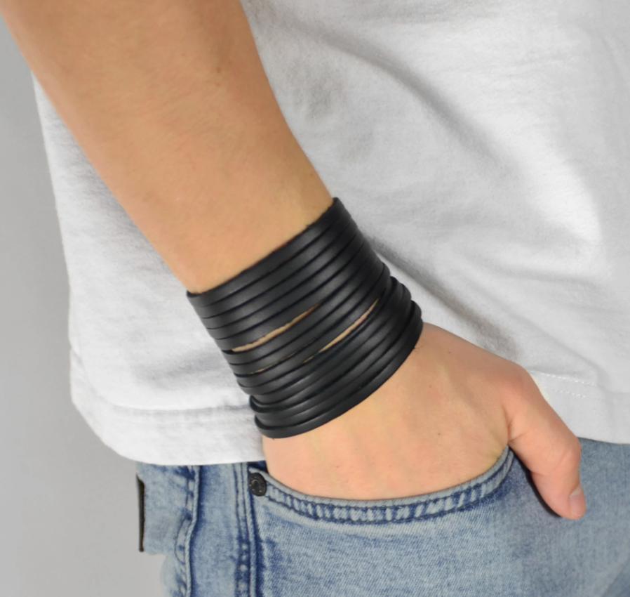 Läderarmband med snitt –  produktbild – Hiprock