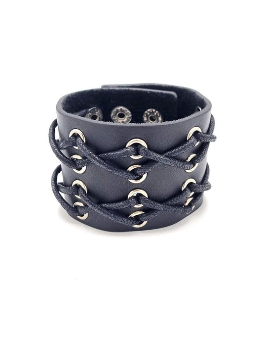 Svart Läderarmband med Korssnörning – Justerbart Cuff i Rockig Design