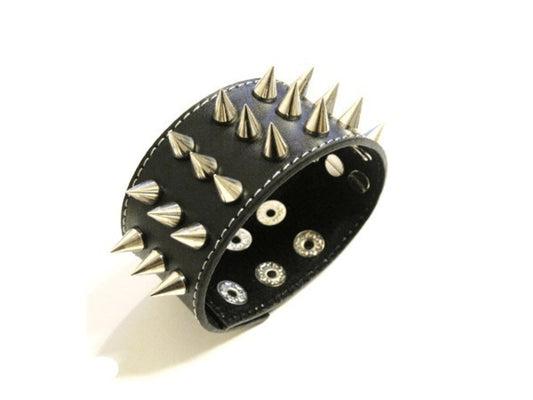 Läderarmband med spike nitar –  produktbild – Hiprock