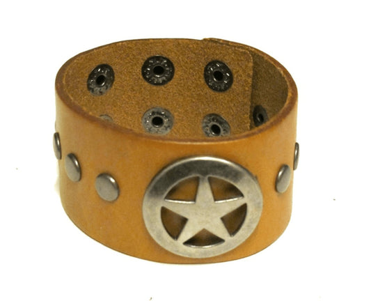 Läderarmband med stjärna och runda nitar