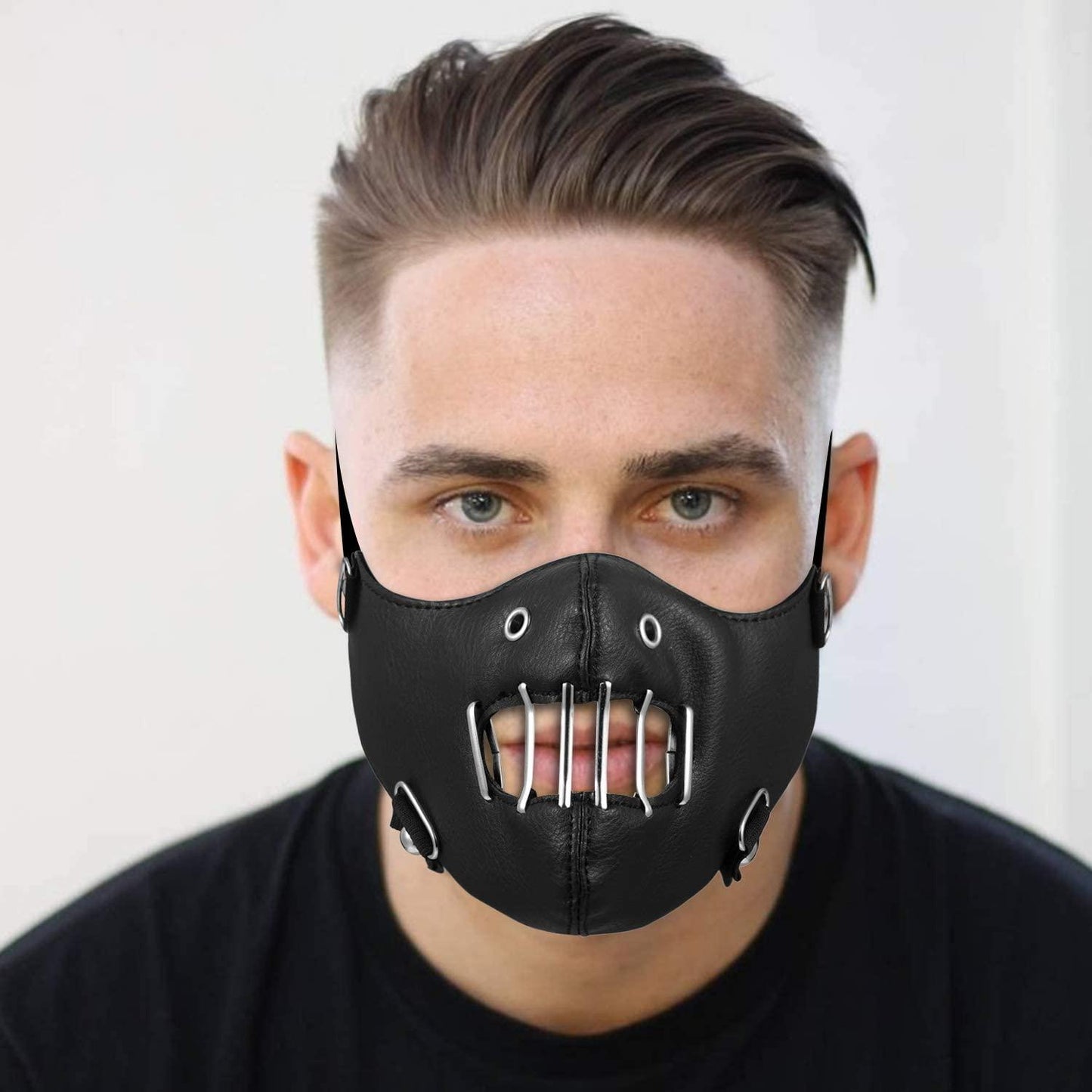 Lädermask med andningshål och metallgrill