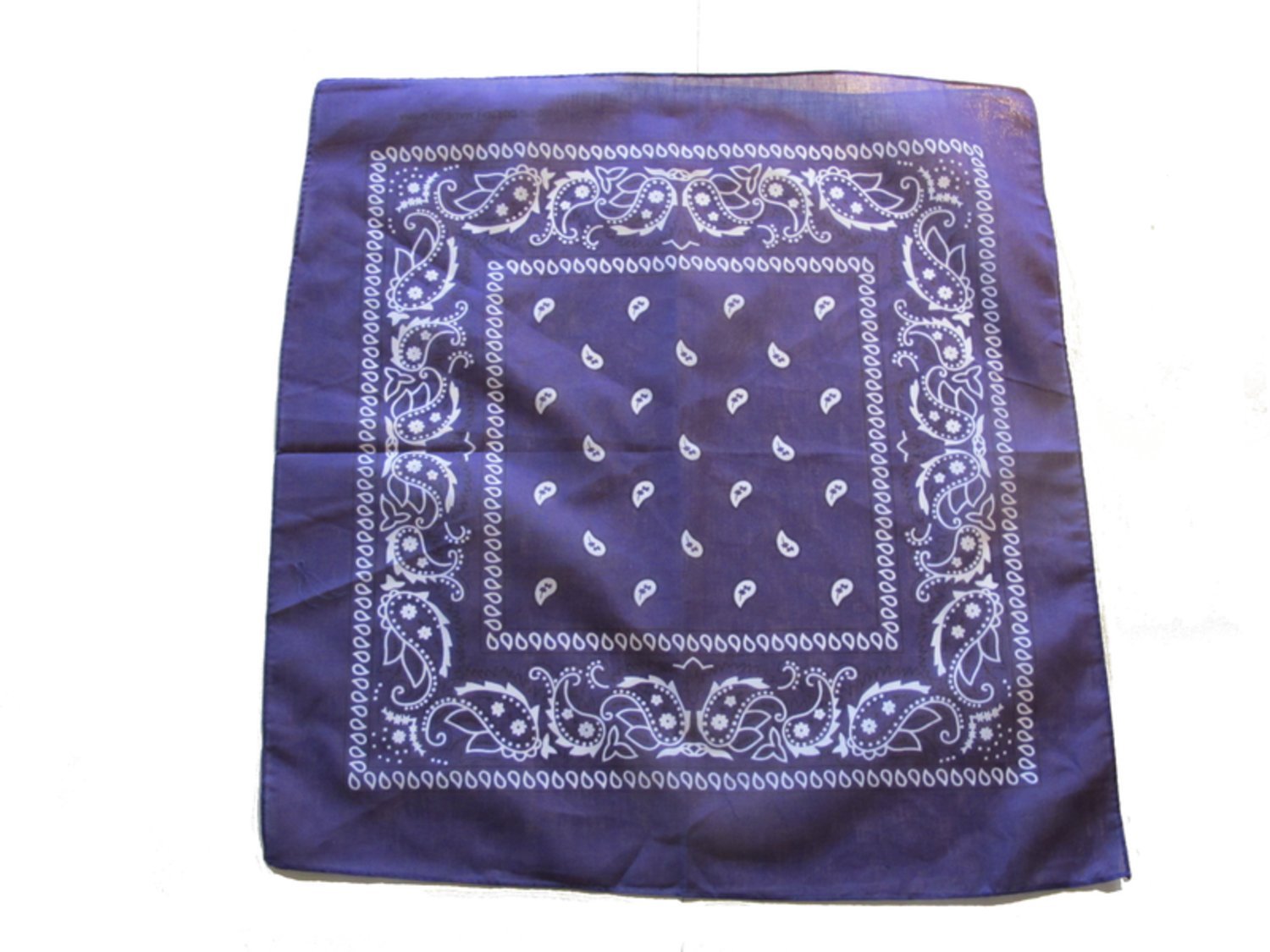 Lila Bandana Paisley Scarf –  produktbild – Hiprock