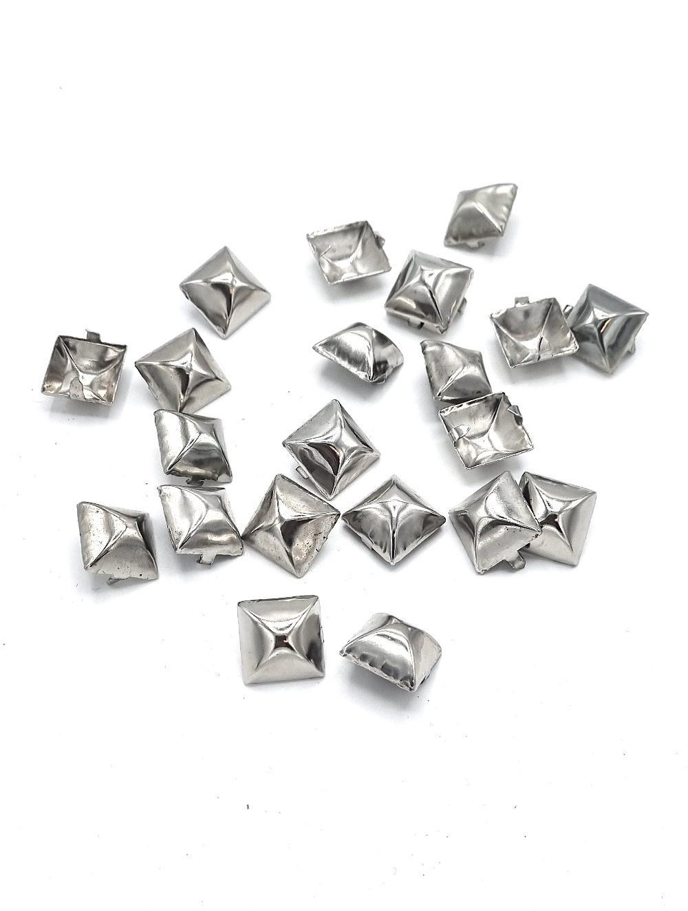 Lösa Nitar - Pyramid - Silverfärgade –  produktbild – Hiprock