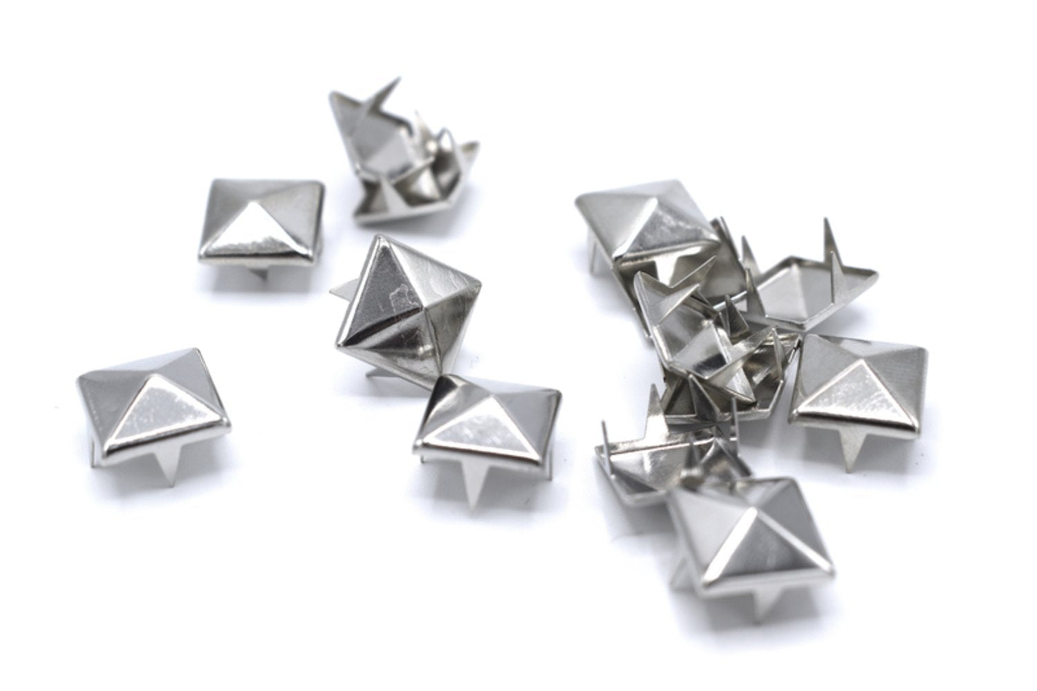 Lösa nitar Pyramid 100 st –  produktbild – Hiprock