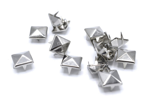 Lösa nitar Pyramid 100 st –  produktbild – Hiprock