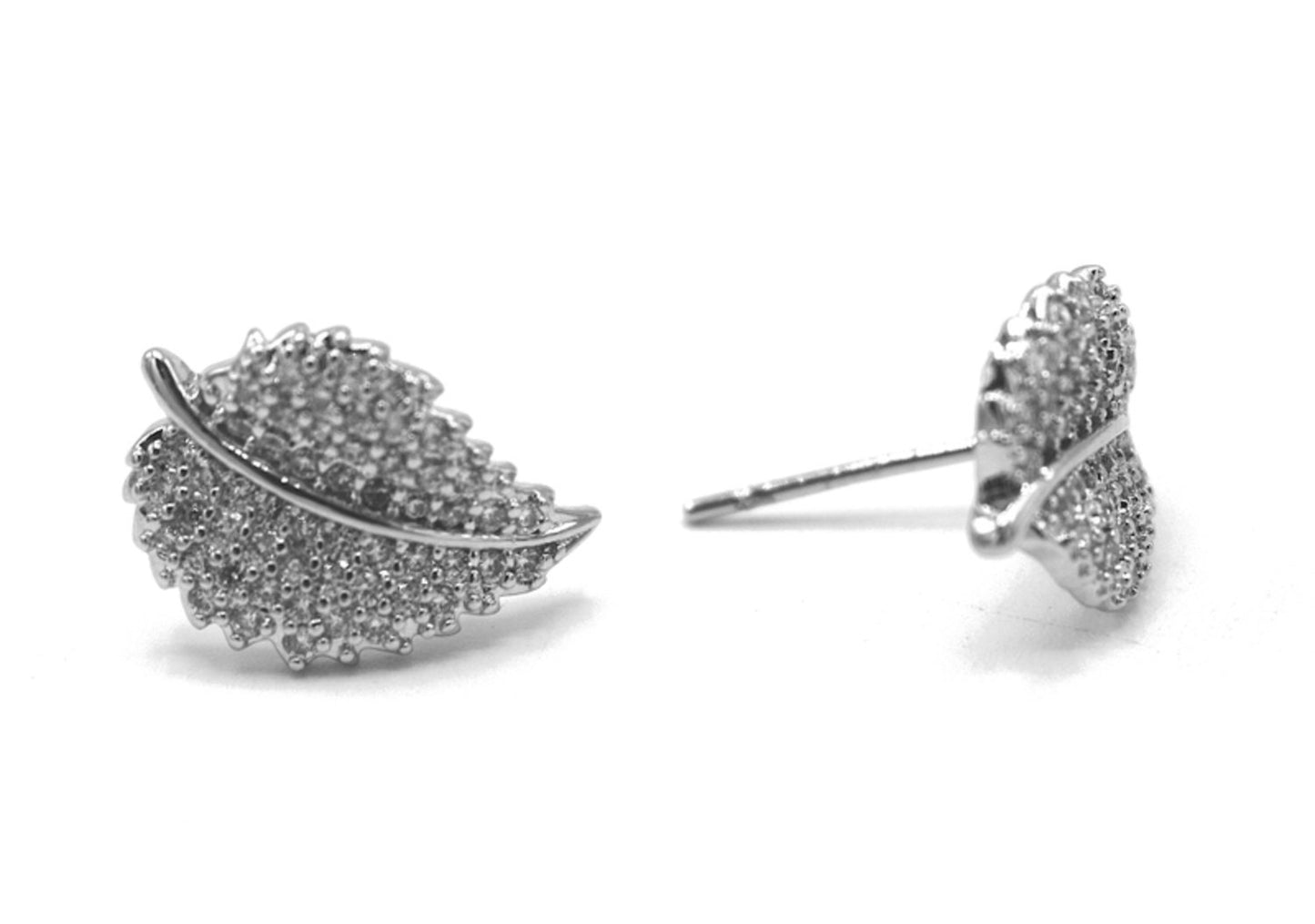 Lehdet Korvakorut valkoisilla kivillä