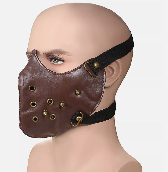 Mörkbrun ansiktsmask i konstläder med bronsnitar & öljetter