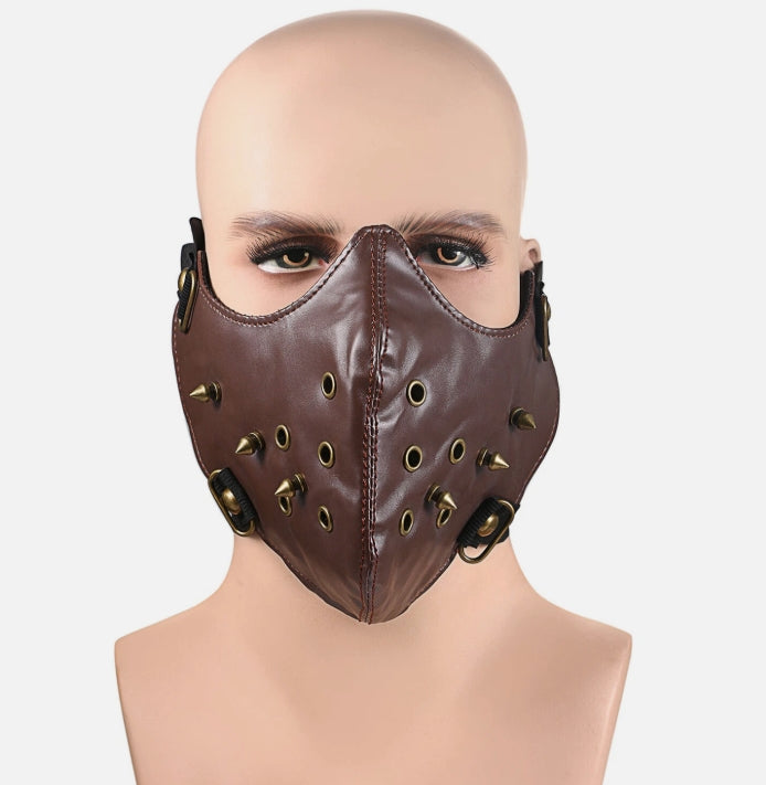 Mörkbrun ansiktsmask i konstläder med bronsnitar & öljetter