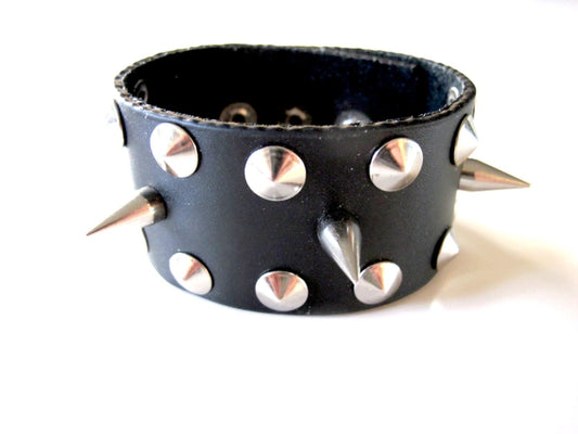 Nitarmband med runda och spike nitar