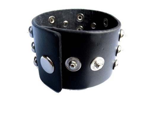 Svart läderarmband med spikes och runda nitar –  produktbild – Hiprock
