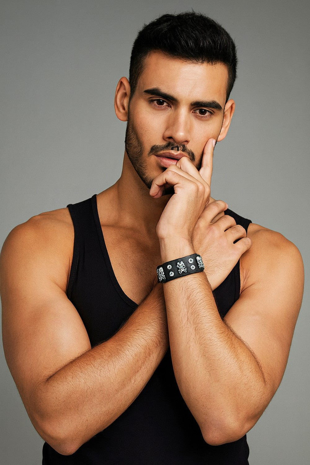 Rockigt Armband med Döskallar och Nitar – Svart Konstläder