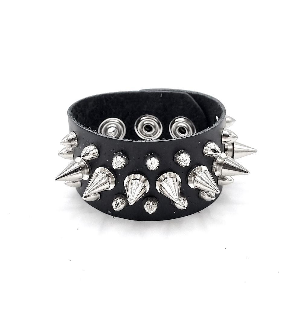 Svart läderarmband med spikes –  produktbild – Hiprock
