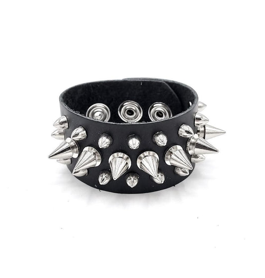 Svart läderarmband med spikes –  produktbild – Hiprock