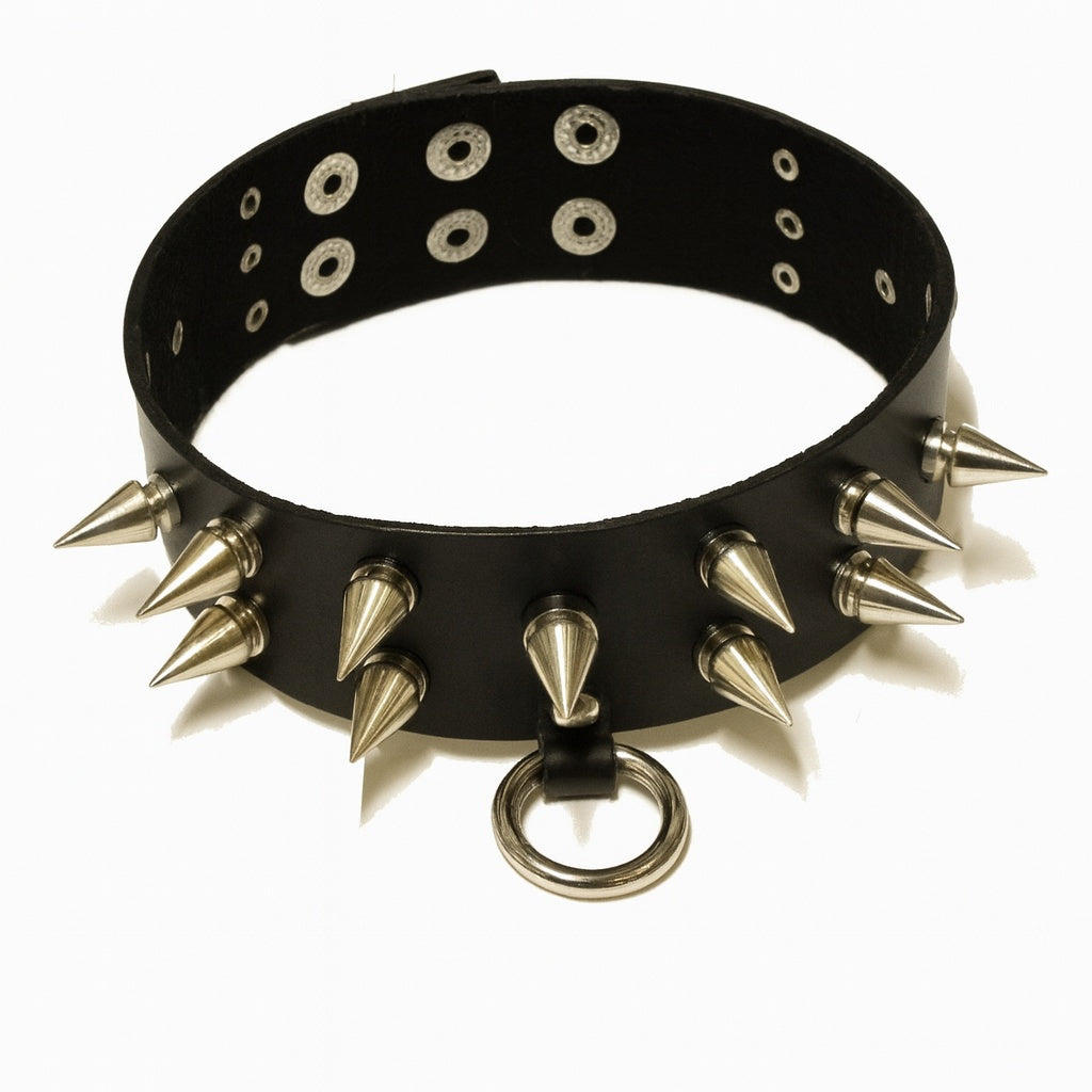 Svart spikhalsband med metallring –  produktbild – Hiprock