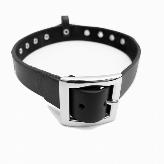 Svart choker med fyrkantnitar och metallring –  produktbild – Hiprock