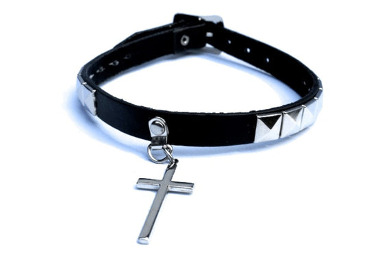 Rivet necklace with cross and pyramid rivets