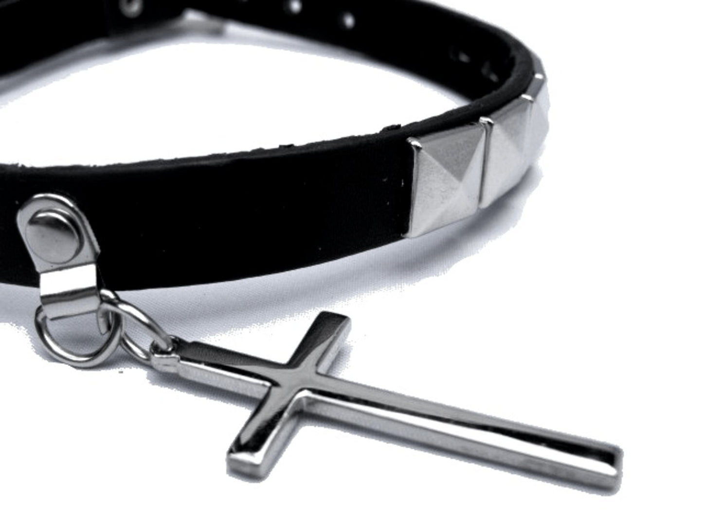 Nithalsband med kors och pyramid nitar