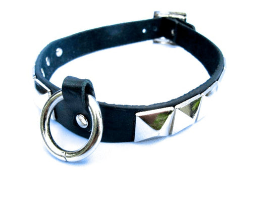 Rivet necklace with pyramid rivets and ring in the middle